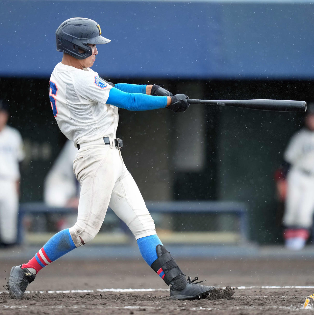 花咲徳栄対法政二　8回表花咲徳栄無死二塁、2点本塁打を放つ花咲徳栄・岩井（撮影・小島史椰）