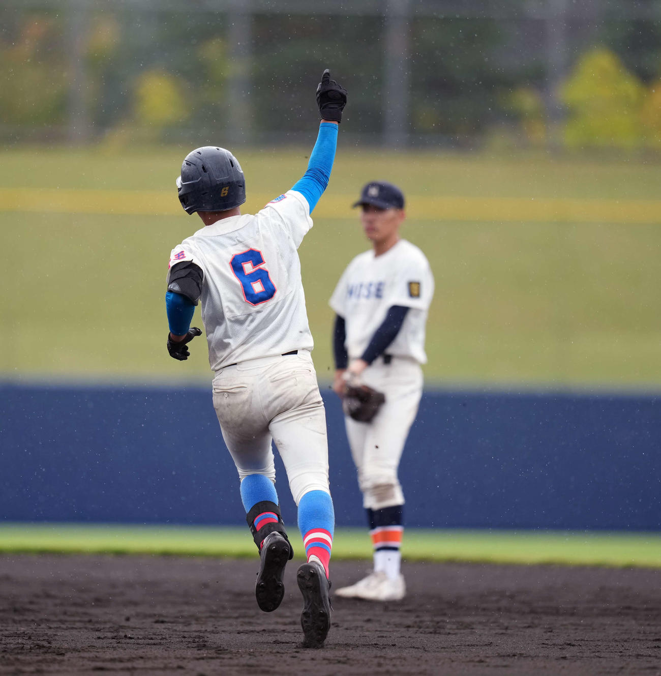 花咲徳栄対法政二　8回表花咲徳栄無死二塁、2点本塁打を放つ花咲徳栄・岩井（撮影・小島史椰）