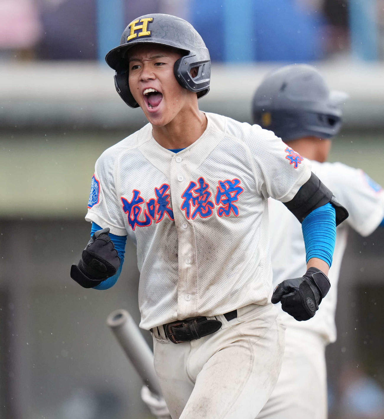 花咲徳栄対法政二　8回表花咲徳栄無死二塁、2点本塁打を放ちガッツポーズをする花咲徳栄・岩井（撮影・小島史椰）