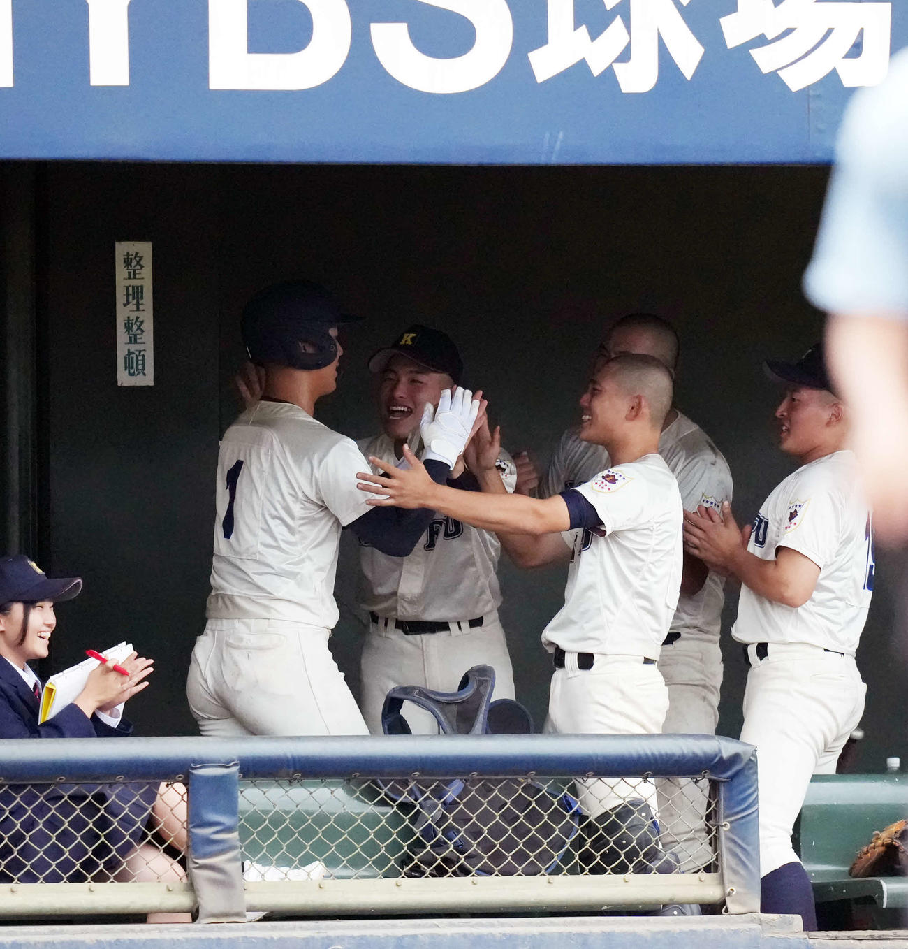 桐生第一対甲府工　7回裏甲府工1死、先制本塁打を放ち甲府工ナインに祝福される甲府工・山下（左）（撮影・小島史椰）