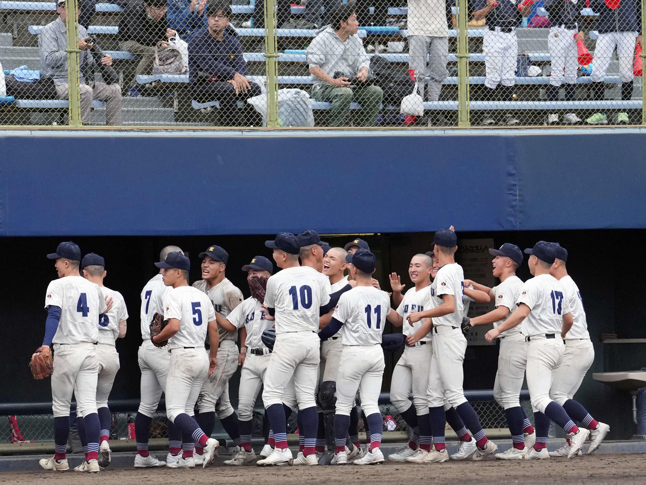 桐生第一対甲府工　桐生第一に勝利し喜びを爆発させる甲府工の選手たち（撮影・小島史椰）