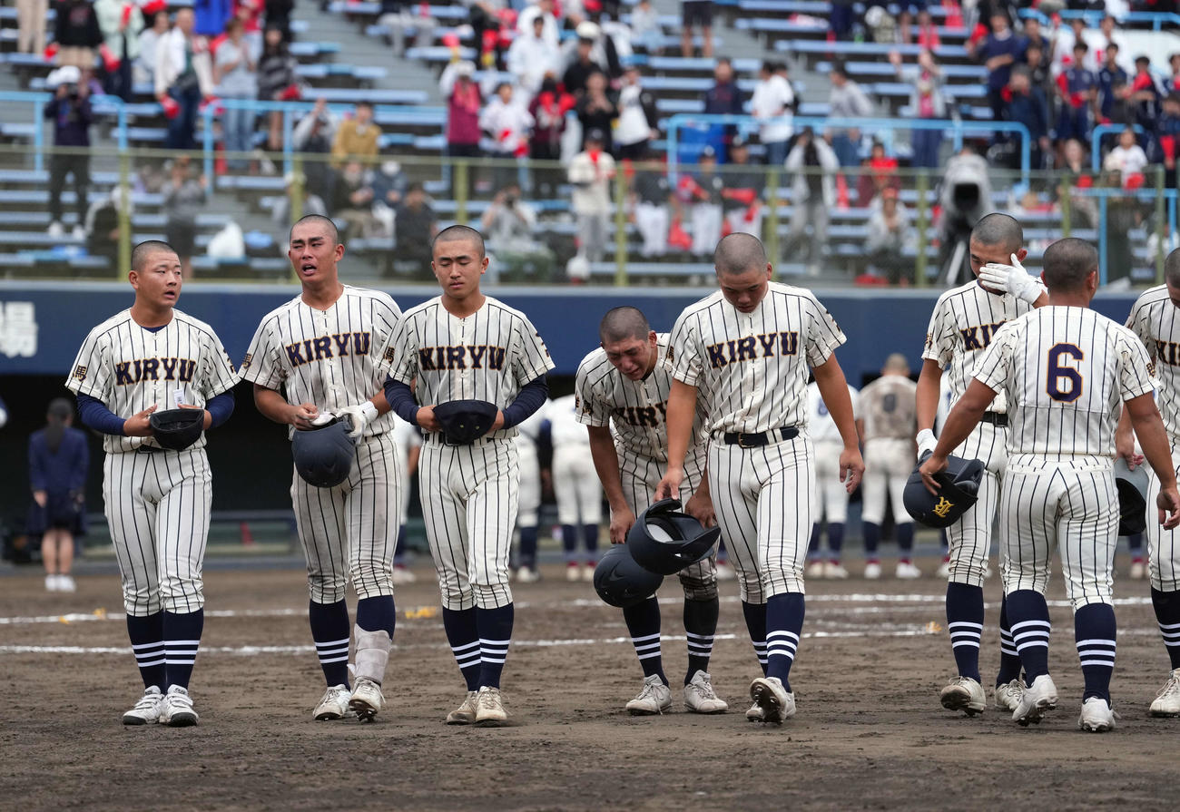 桐生第一対甲府工　甲府工に敗れ涙を流す桐生第一の選手たち（撮影・小島史椰）