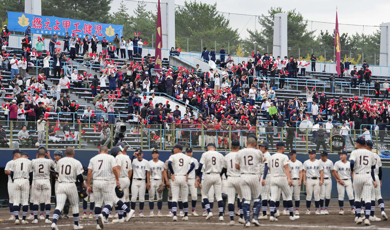桐生第一対甲府工　桐生第一に勝利し拍手を送る甲府工の応援スタンド（撮影・小島史椰）