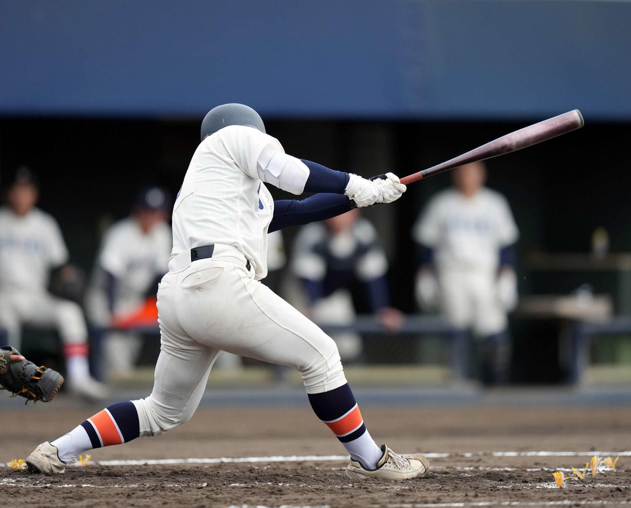 花咲徳栄対法政二　1回裏法政二2死一、二塁、右前適時打を放つ法政二・鈴木（撮影・小島史椰）