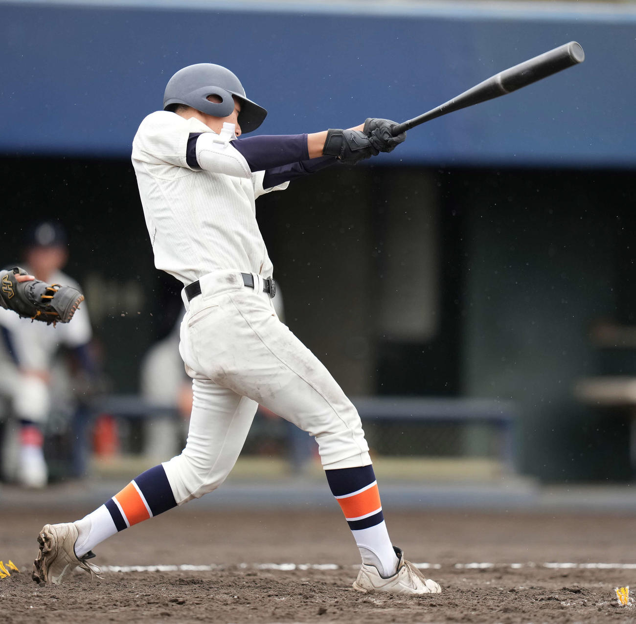 花咲徳栄対法政二　4回裏法政二2死満塁、2点適時打を放つ法政二・大江（撮影・小島史椰）