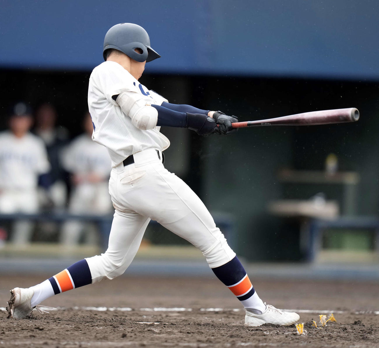 花咲徳栄対法政二　4回裏法政二2死一、二塁、3点本塁打を放つ法政二・榑松（撮影・小島史椰）