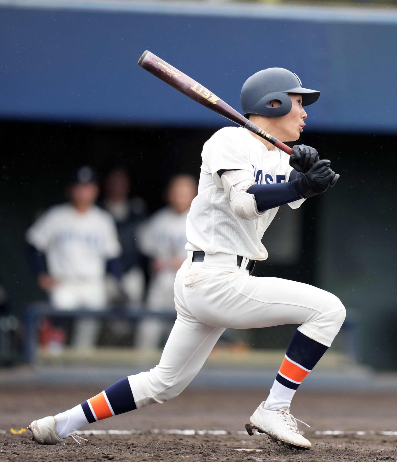 花咲徳栄対法政二　4回裏法政二2死一、二塁、3点本塁打を放つ法政二・榑松（撮影・小島史椰）