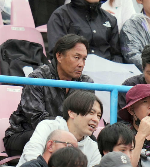 花咲徳栄対法政二　試合観戦する榑松伸介氏（撮影・小島史椰）
