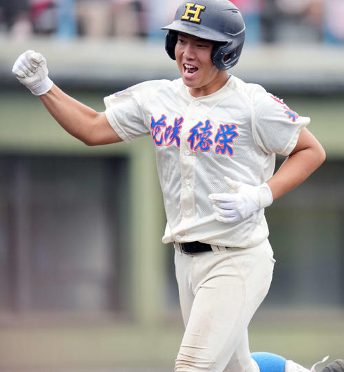 花咲徳栄対法政二　7回表花咲徳栄2死一塁、2点本塁打を放ちガッツポーズをする花咲徳栄・本田（撮影・小島史椰）