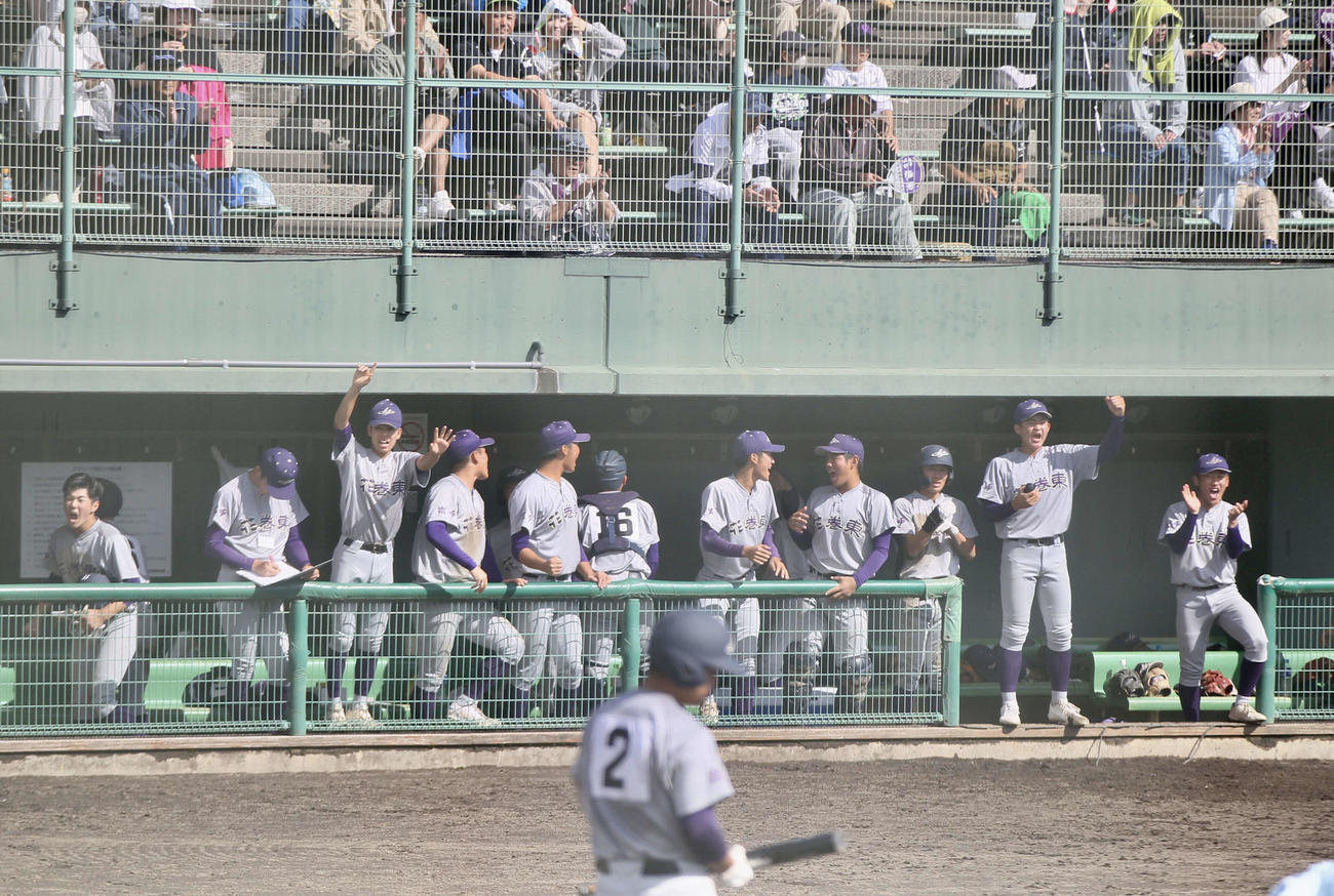 花巻東対八戸学院光星　4回一挙3得点に湧く花巻東ベンチ（撮影・高橋香奈）