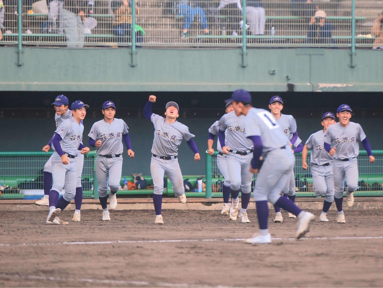 花巻東対八戸学院光星　ラストバッターを抑え、雄叫びをあげる花巻東・萬谷とナイン（撮影・高橋香奈）