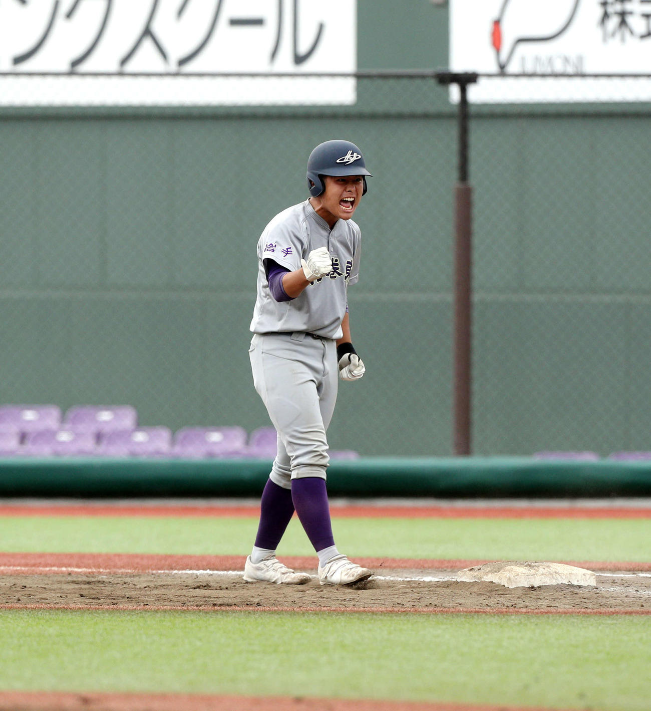 花巻東対東北　4回、先制打を放ちガッツポーズする花巻東・斎藤（撮影・木村有優）