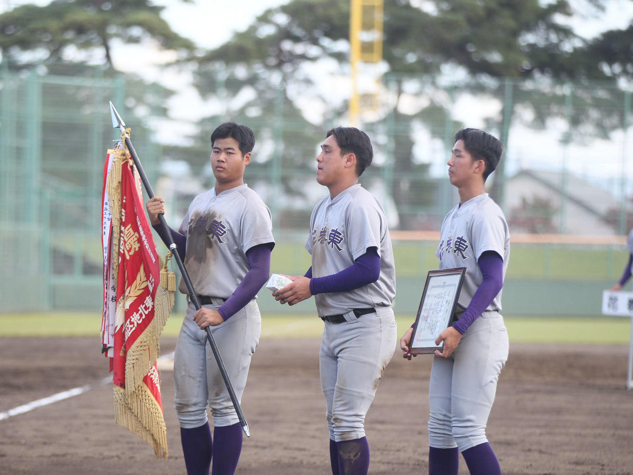 表彰式で優勝旗と賞状を受け取る花巻東ナイン（撮影・高橋香奈）