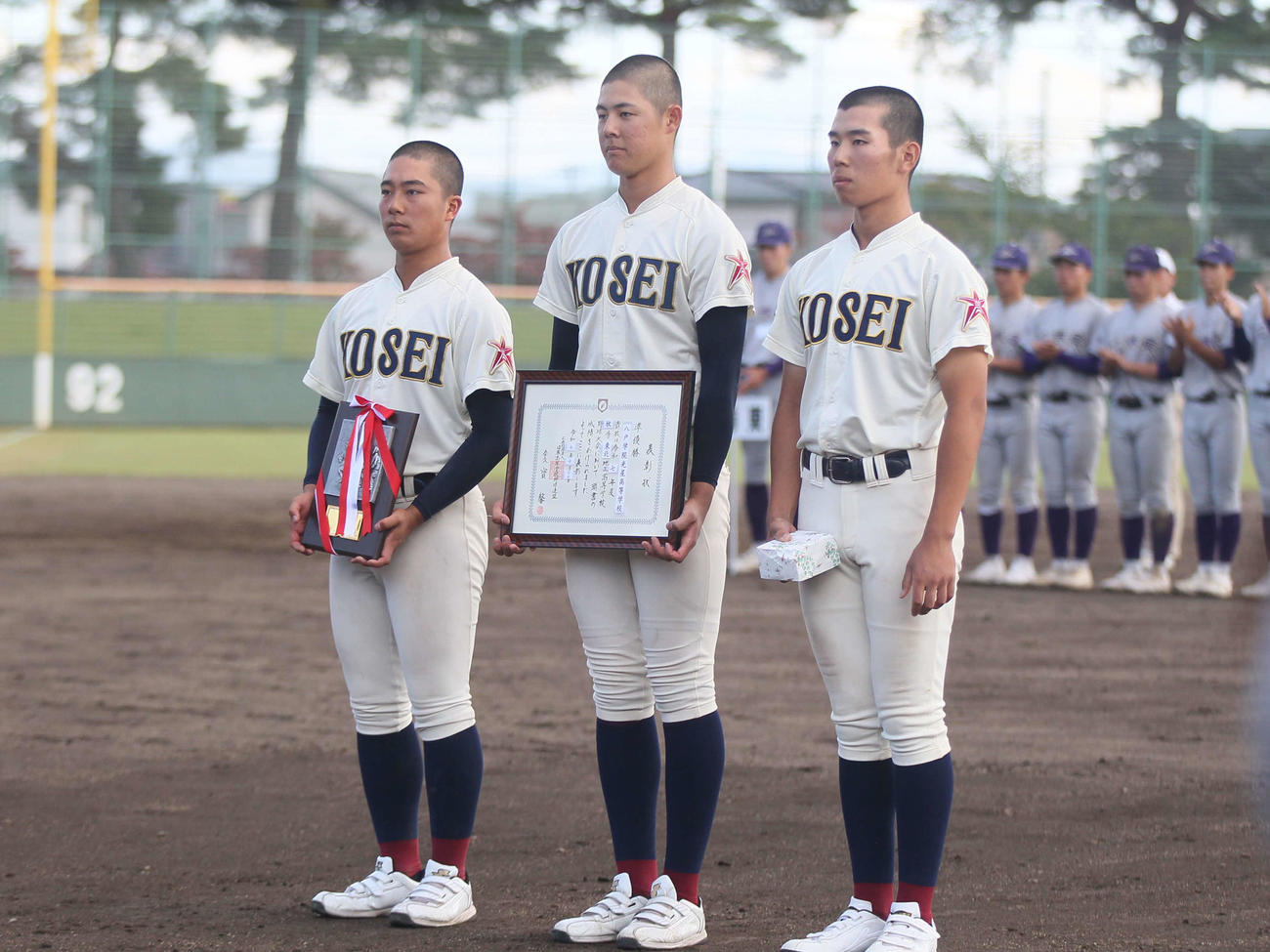 表彰式で準優勝盾と賞状を受け取る八戸学院光星ナイン（撮影・高橋香奈）