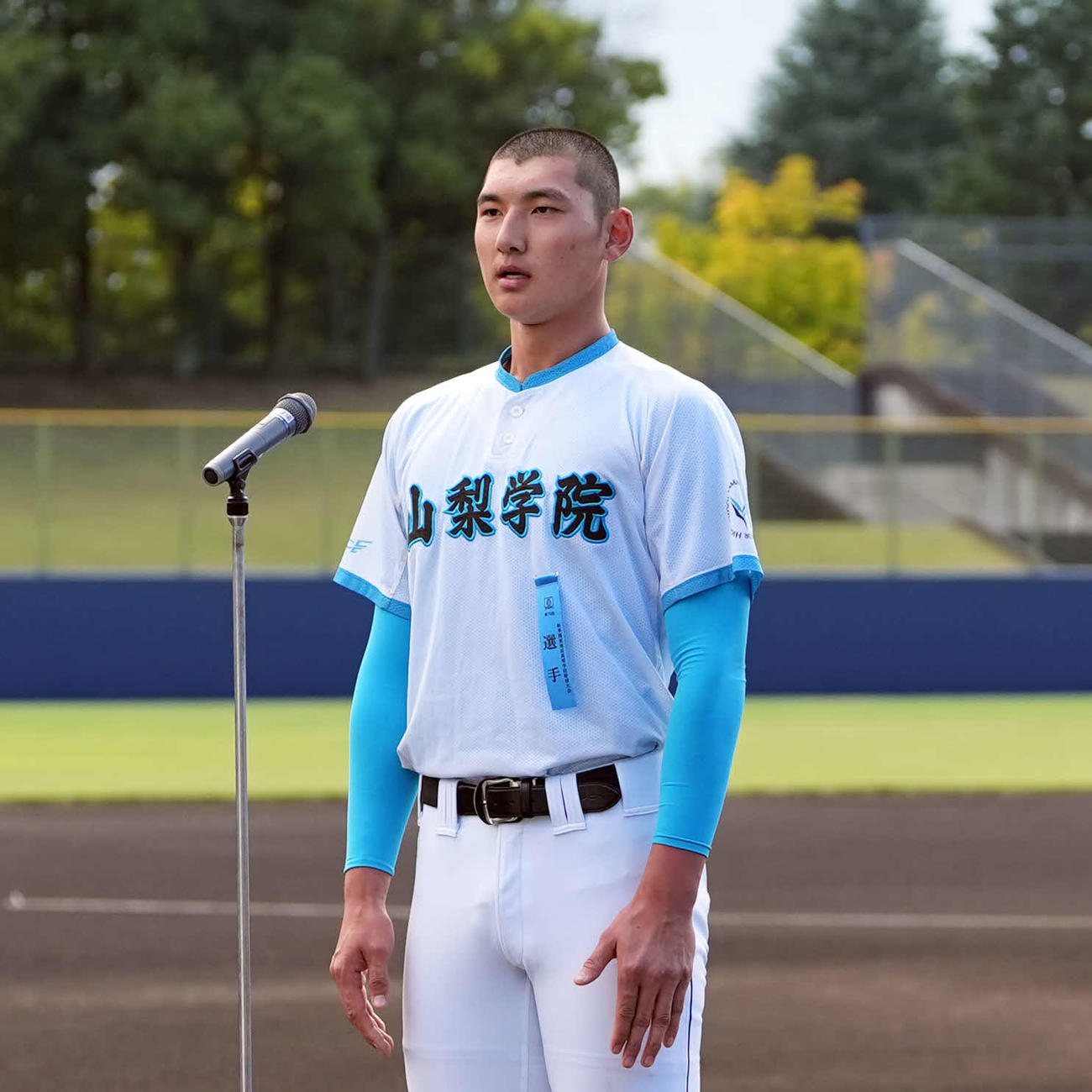 開会式で選手宣誓をする山梨学院・菰田（撮影・小島史椰）
