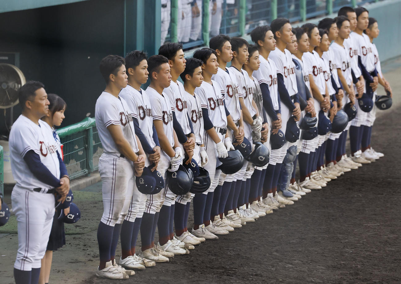 乙訓対対滋賀学園　滋賀学園に敗れ整列する乙訓の選手たち（撮影・藤尾明華）