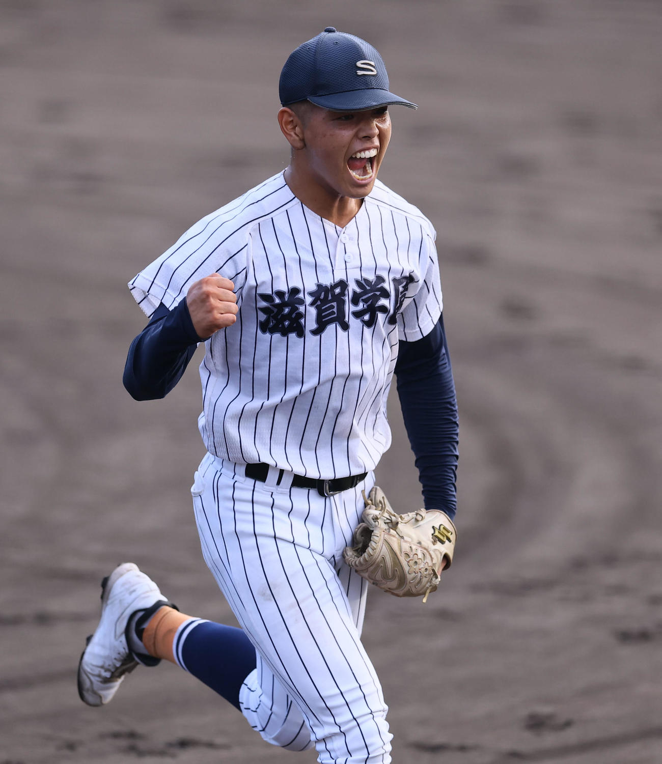 乙訓対対滋賀学園　3回、ピンチをしのぎガッツポーズをする滋賀学園・伴田（撮影・藤尾明華）