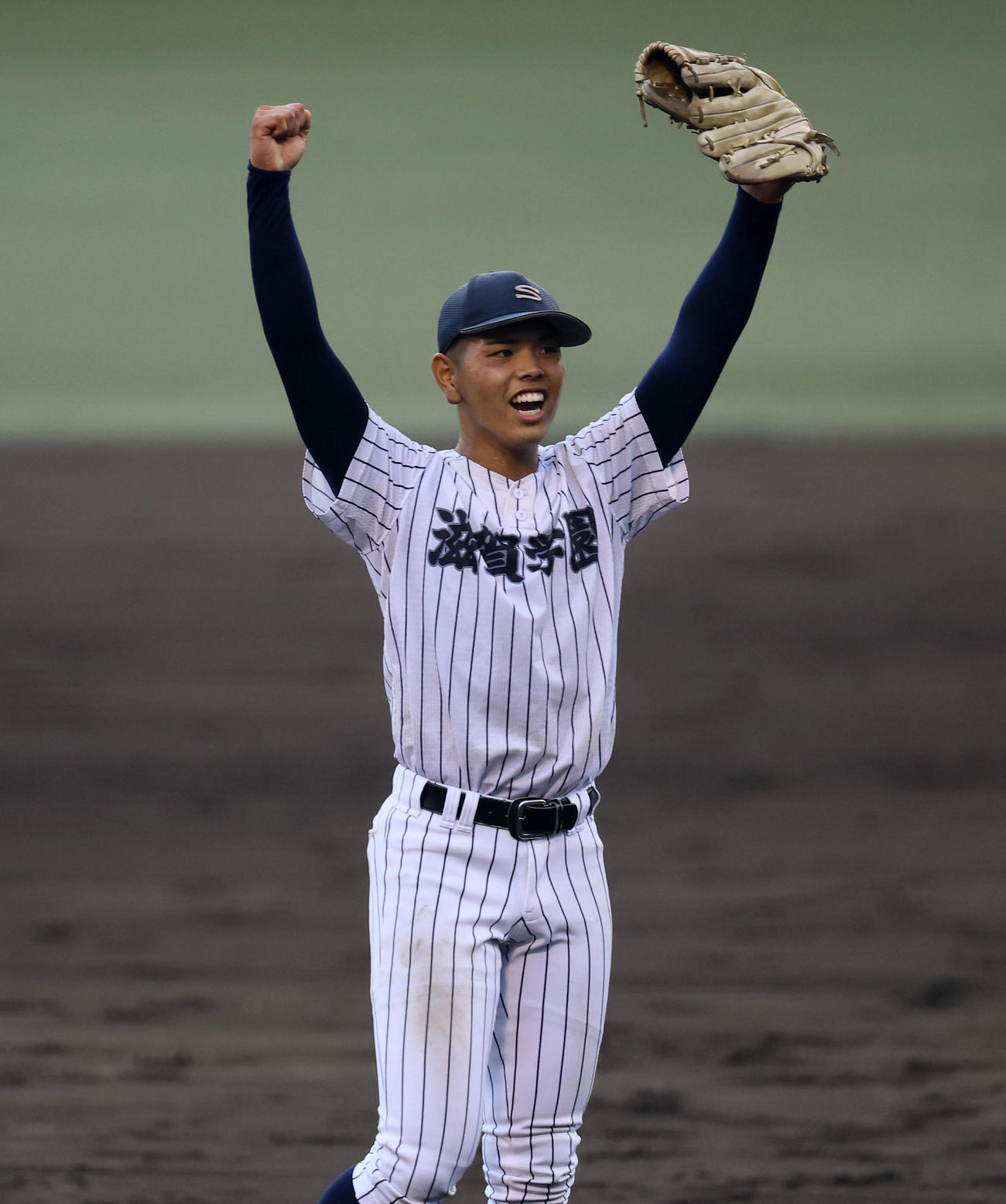 乙訓対対滋賀学園　完投勝利を飾り喜ぶ滋賀学園・伴田（撮影・藤尾明華）