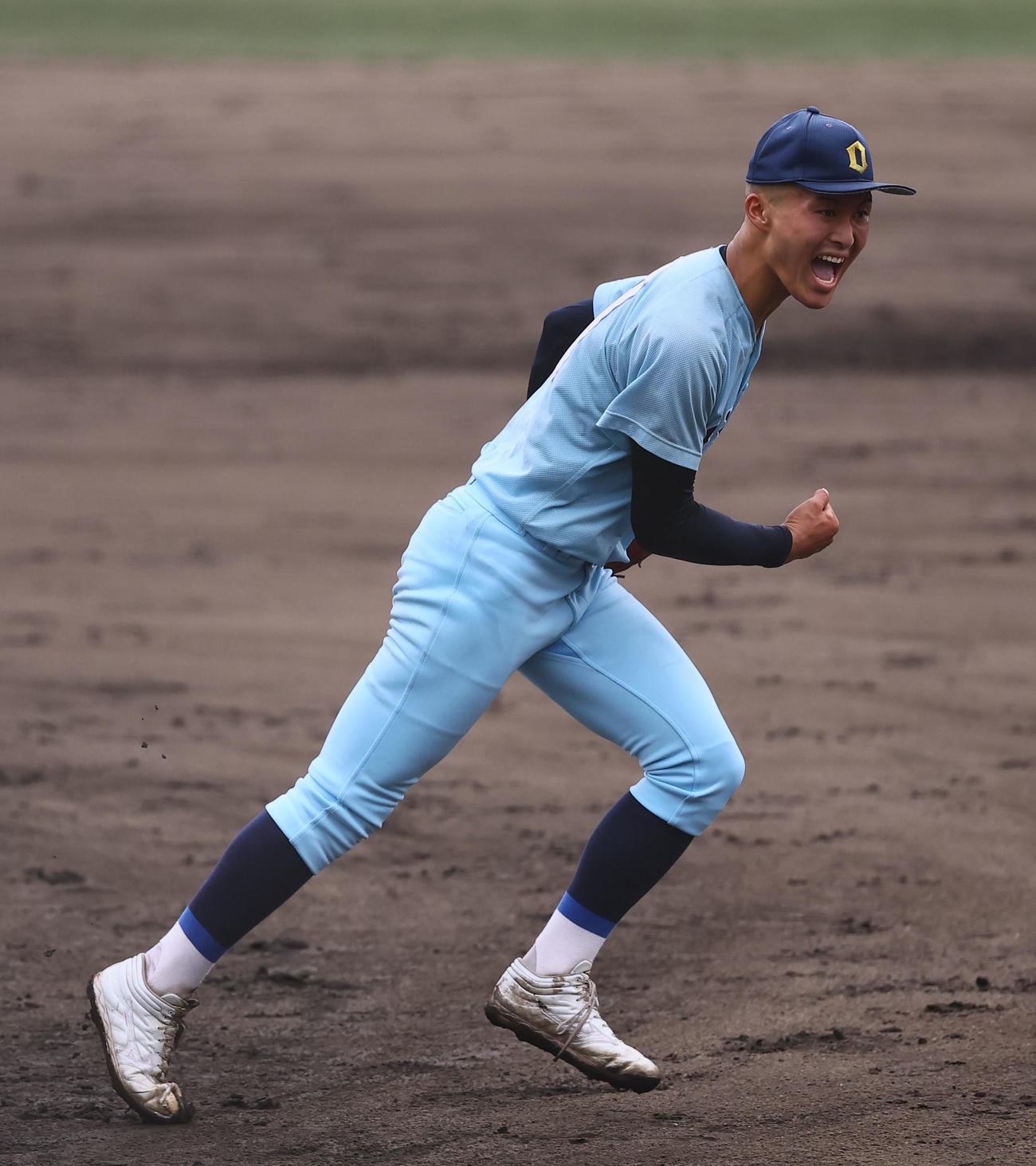 近江対市尼崎　5回、ピンチをしのぎガッツポーズをする近江・上田（撮影・藤尾明華）