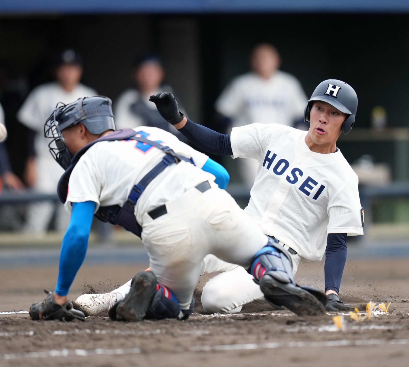 花咲徳栄対法政二　1回裏法政二2死一、二塁、鈴木が右前適時打を放ち生還する法政二・榑松（右）（撮影・小島史椰）