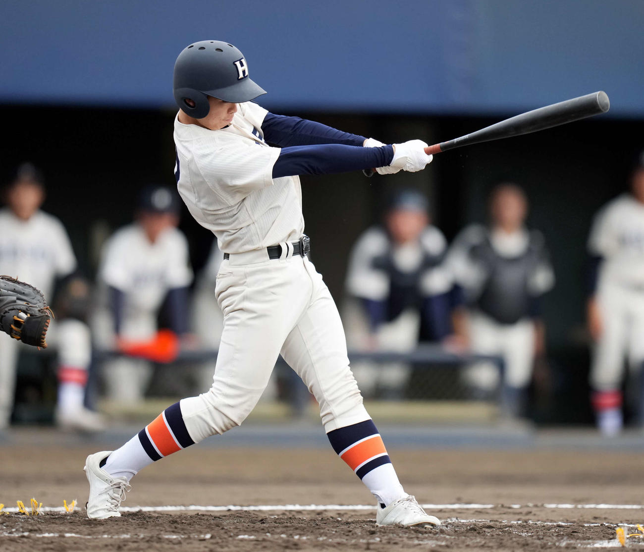 花咲徳栄対法政二　1回裏法政二2死一、二塁、先制左前適時打を放つ法政二・柴田（撮影・小島史椰）