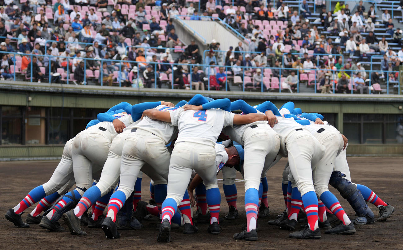 花咲徳栄対法政二　試合前に円陣を組む花咲徳栄の選手たち（撮影・小島史椰）