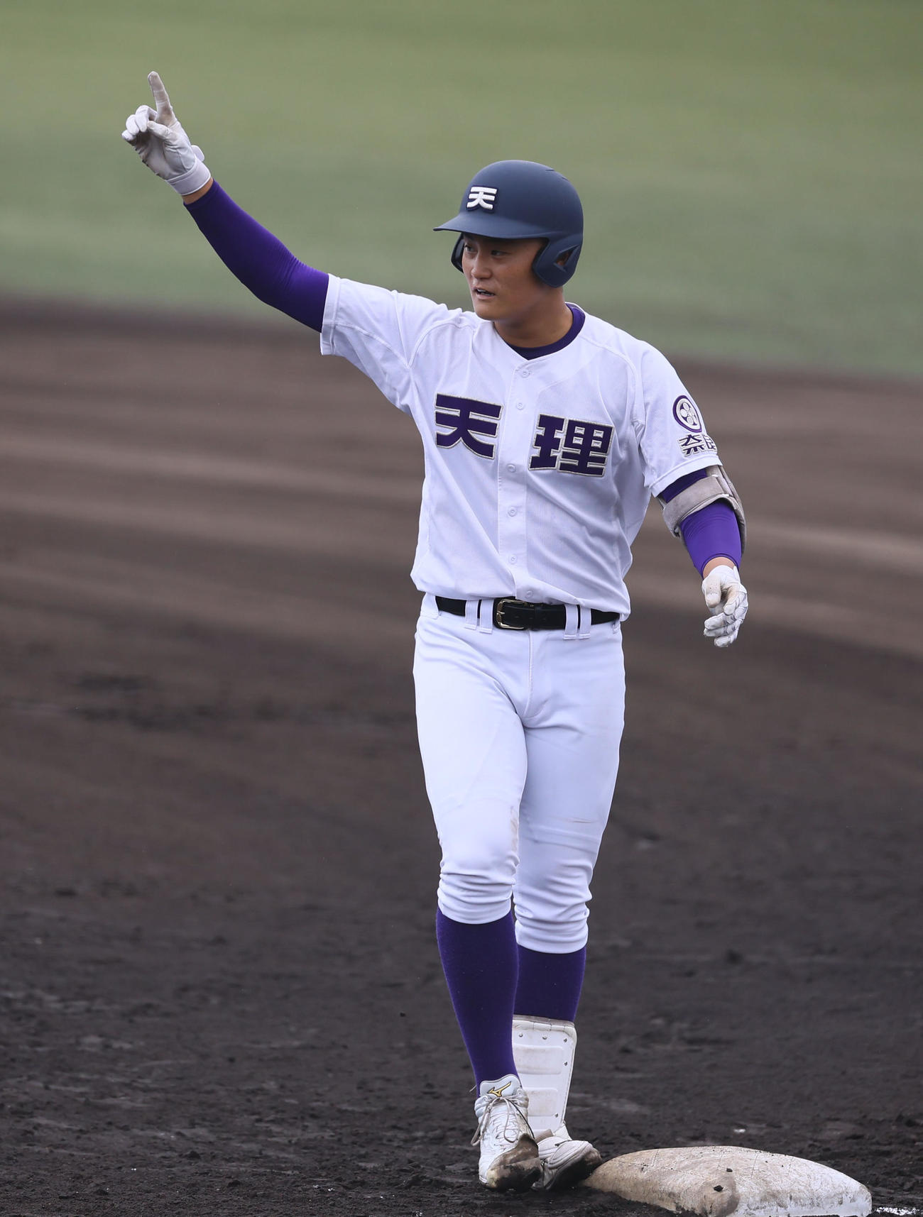 天理対彦根東　7回表2死二、三塁、長尾は2点適時打を放ちポーズをとる（撮影・藤尾明華）
