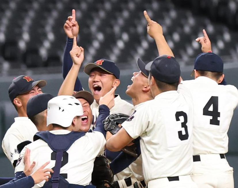 北照対白樺学園　優勝し歓喜する北照ナイン（撮影・黒川智章）