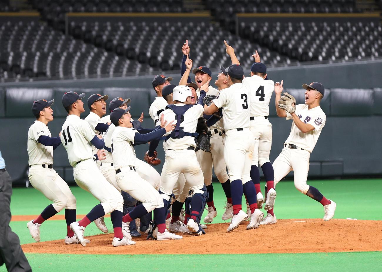 北照対白樺学園　優勝し歓喜する北照ナイン（撮影・黒川智章）