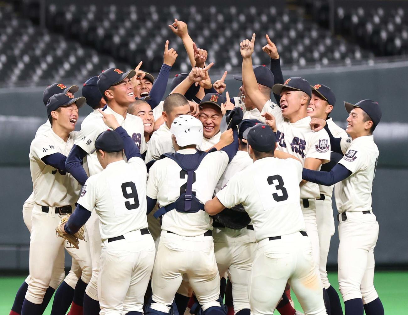 北照対白樺学園　優勝し歓喜する北照ナイン（撮影・黒川智章）