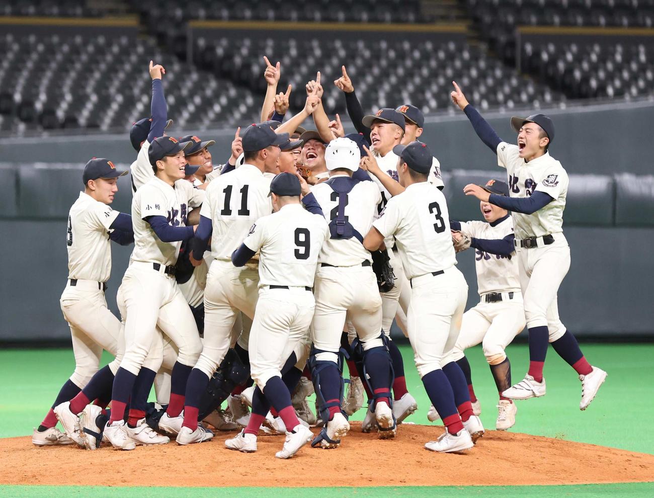北照対白樺学園　優勝し歓喜する北照ナイン（撮影・黒川智章）