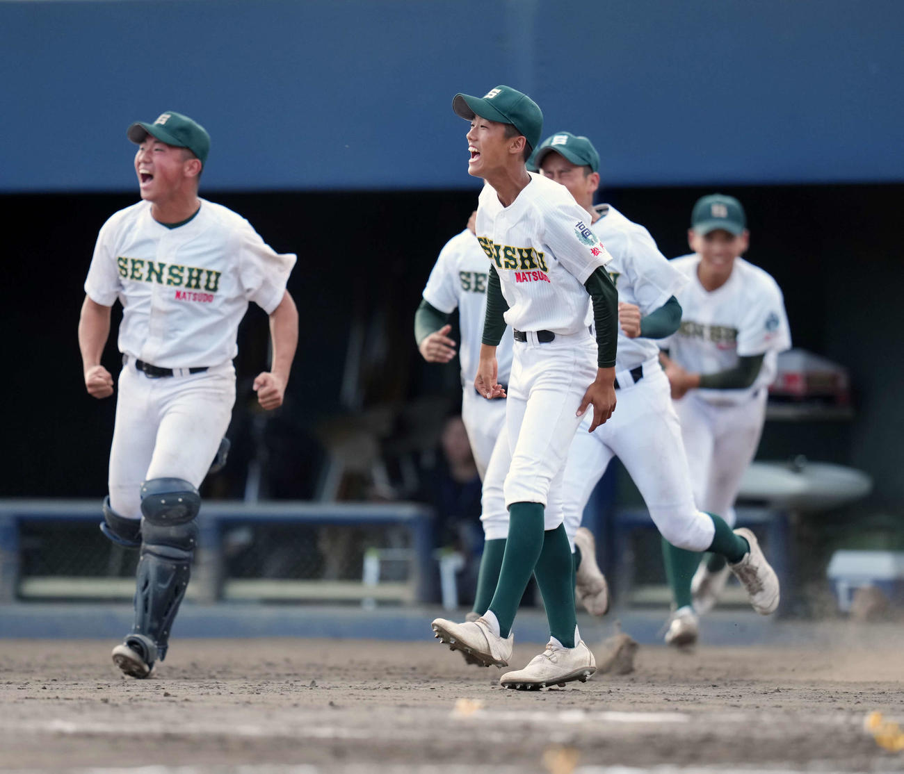 横浜対専大松戸　横浜に勝利し駆け出す専大松戸の選手たち（撮影・小島史椰）