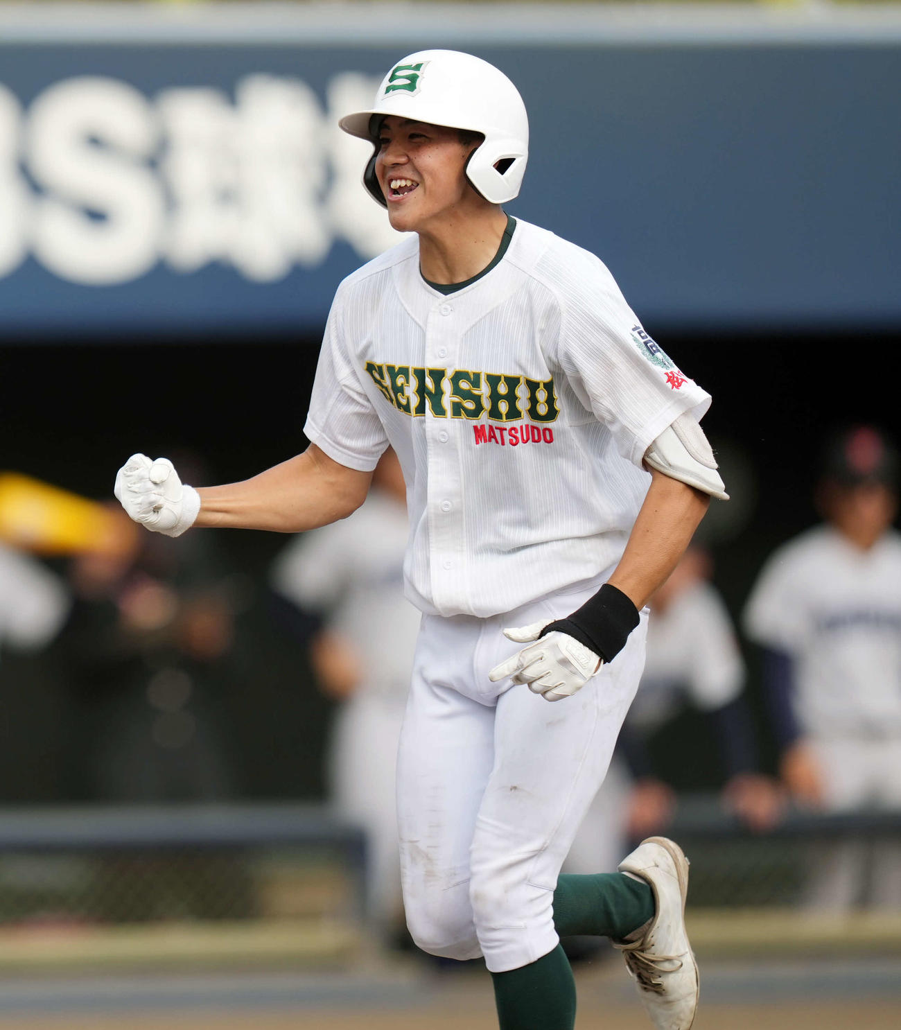 横浜対専大松戸　5回裏専大松戸2死一塁、2点本塁打を放ちガッツポーズをする専大松戸・石崎（撮影・小島史椰）