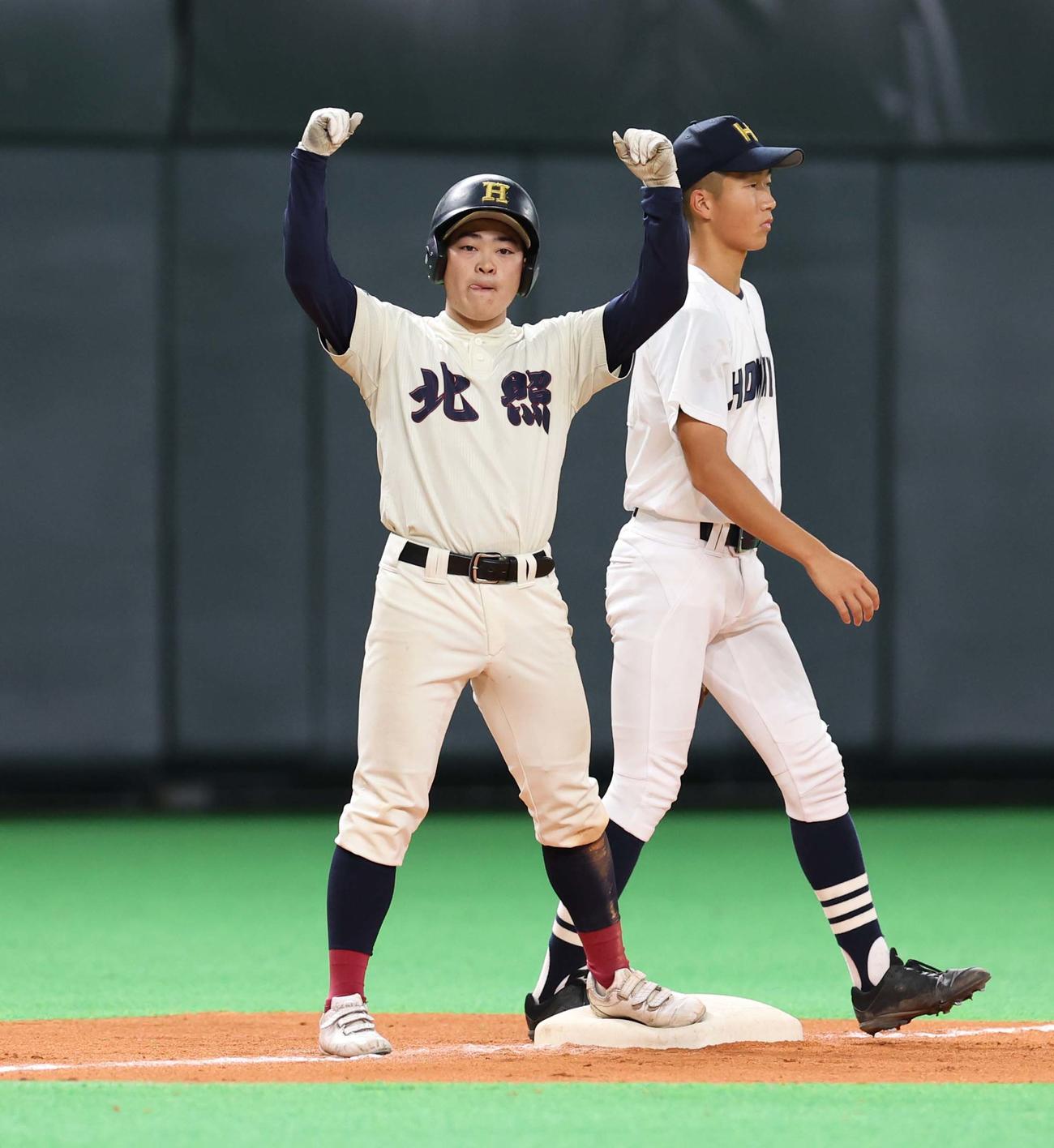 北照対北海　8回表北照1死一、二塁、右中間に2点適時三塁打を放ちガッツポーズの畠山（撮影・黒川智章）