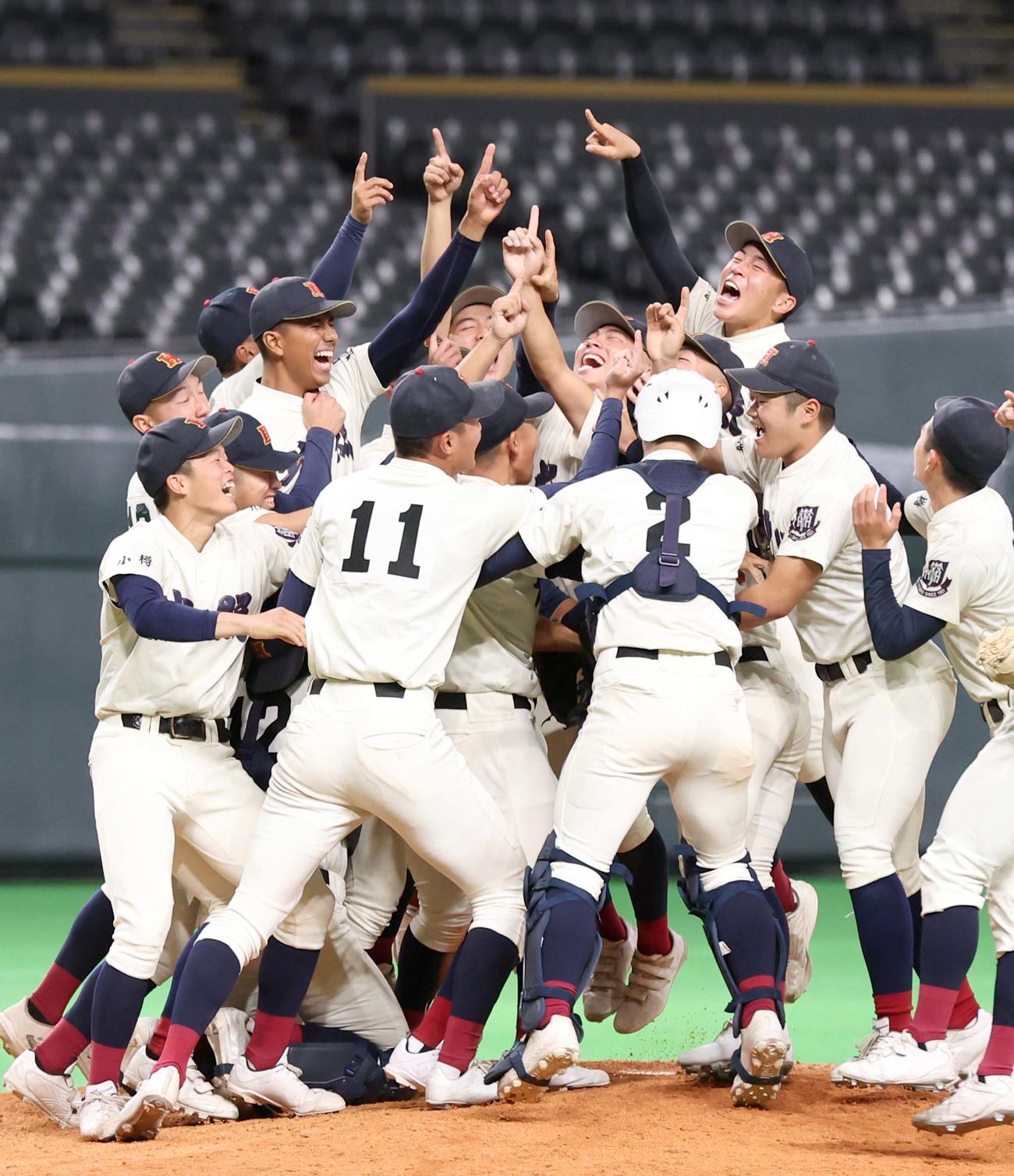 北照対白樺学園　優勝し歓喜する北照ナイン（撮影・黒川智章）