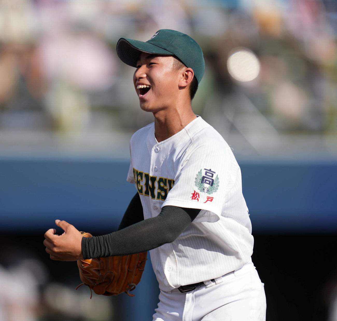 横浜対専大松戸　4回表横浜1死一塁、小野を空振り三振に仕留め笑顔を見せる小林（撮影・小島史椰）