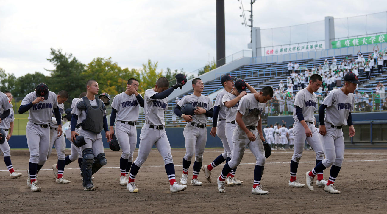 専大松戸に敗れ、ガックリと引き揚げる横浜の選手たち（撮影・小島史椰）