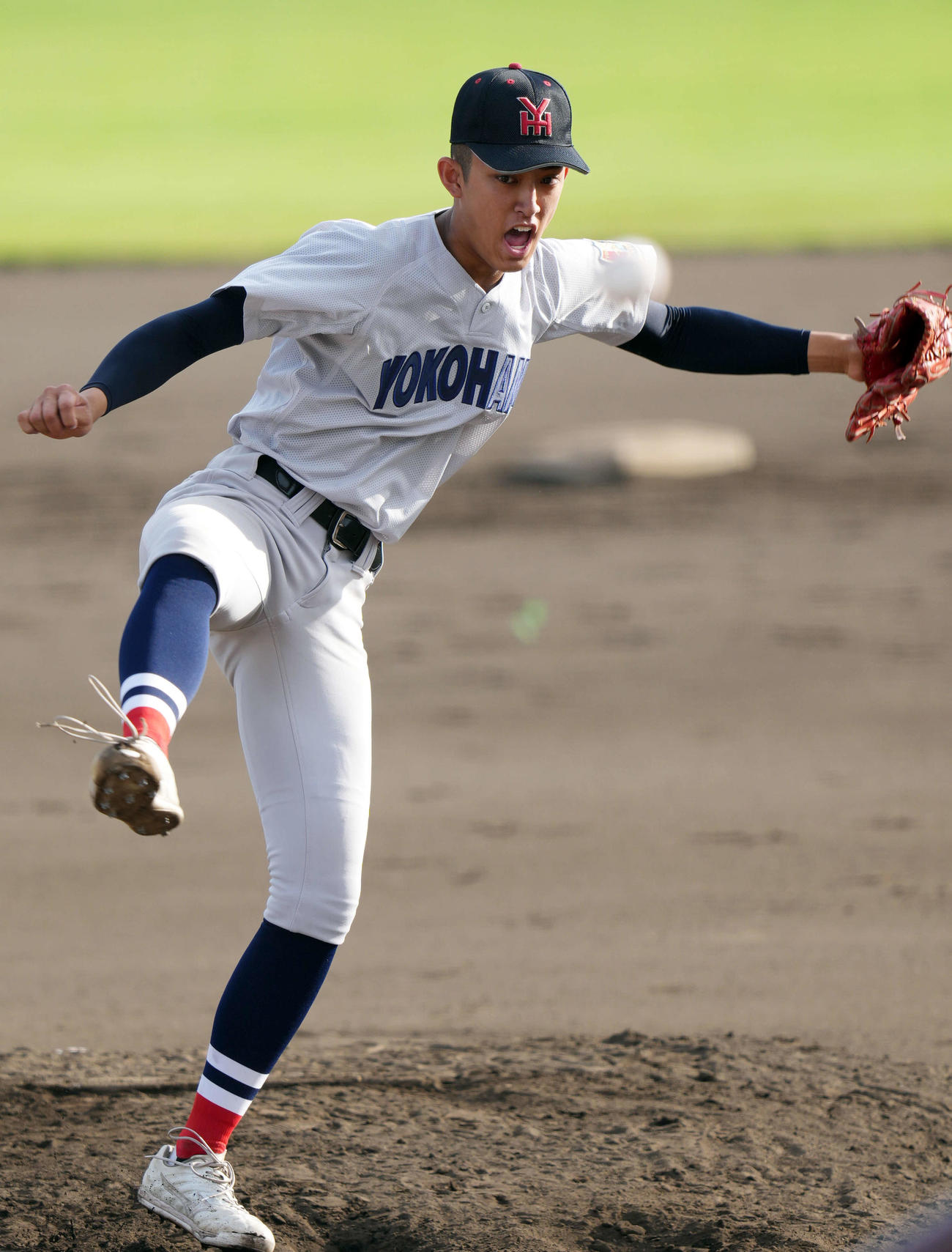 横浜対専大松戸　6回裏から登板し力投する横浜・織田（撮影・小島史椰）