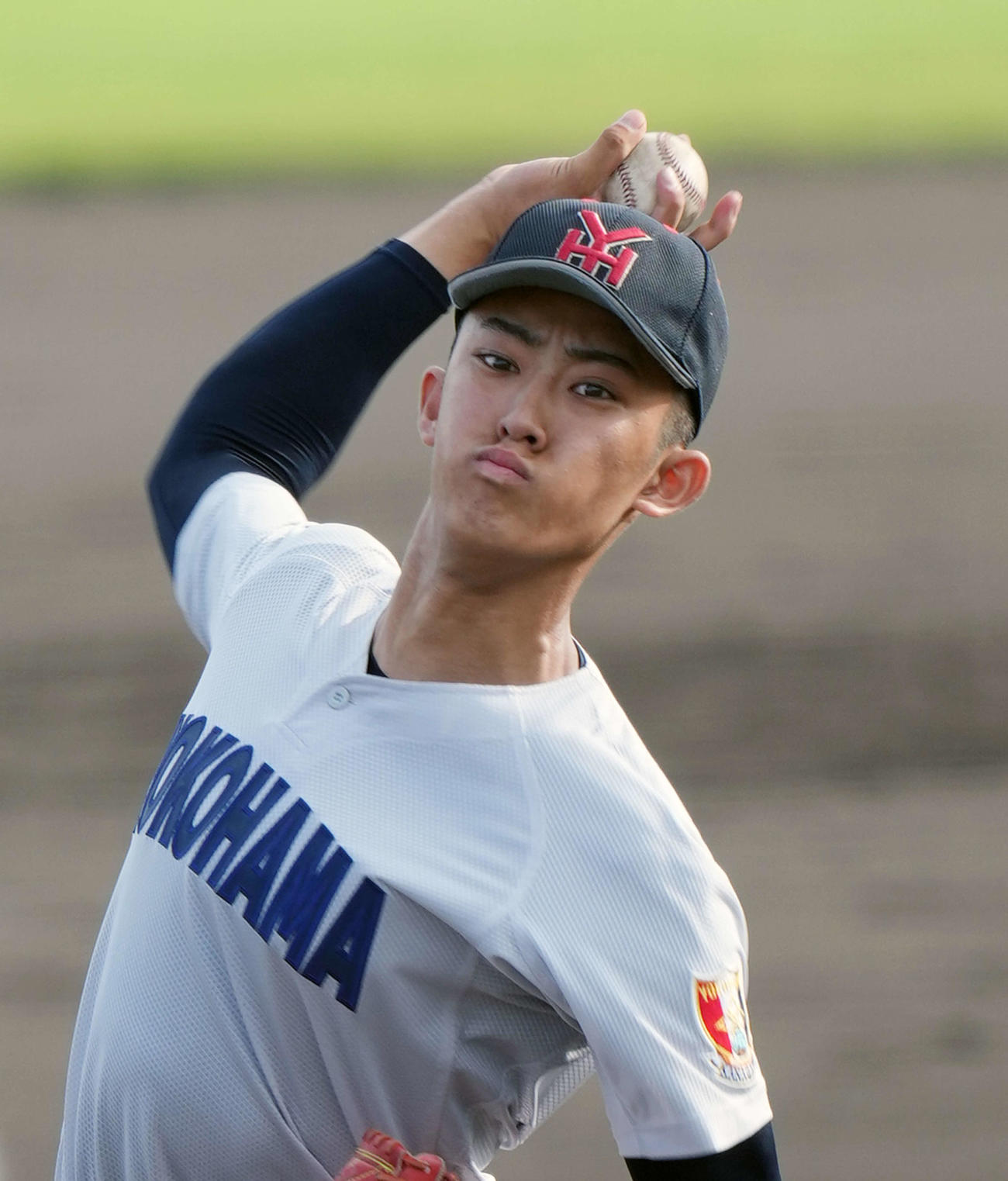 横浜対専大松戸　6回裏から登板し力投する横浜・織田（撮影・小島史椰）