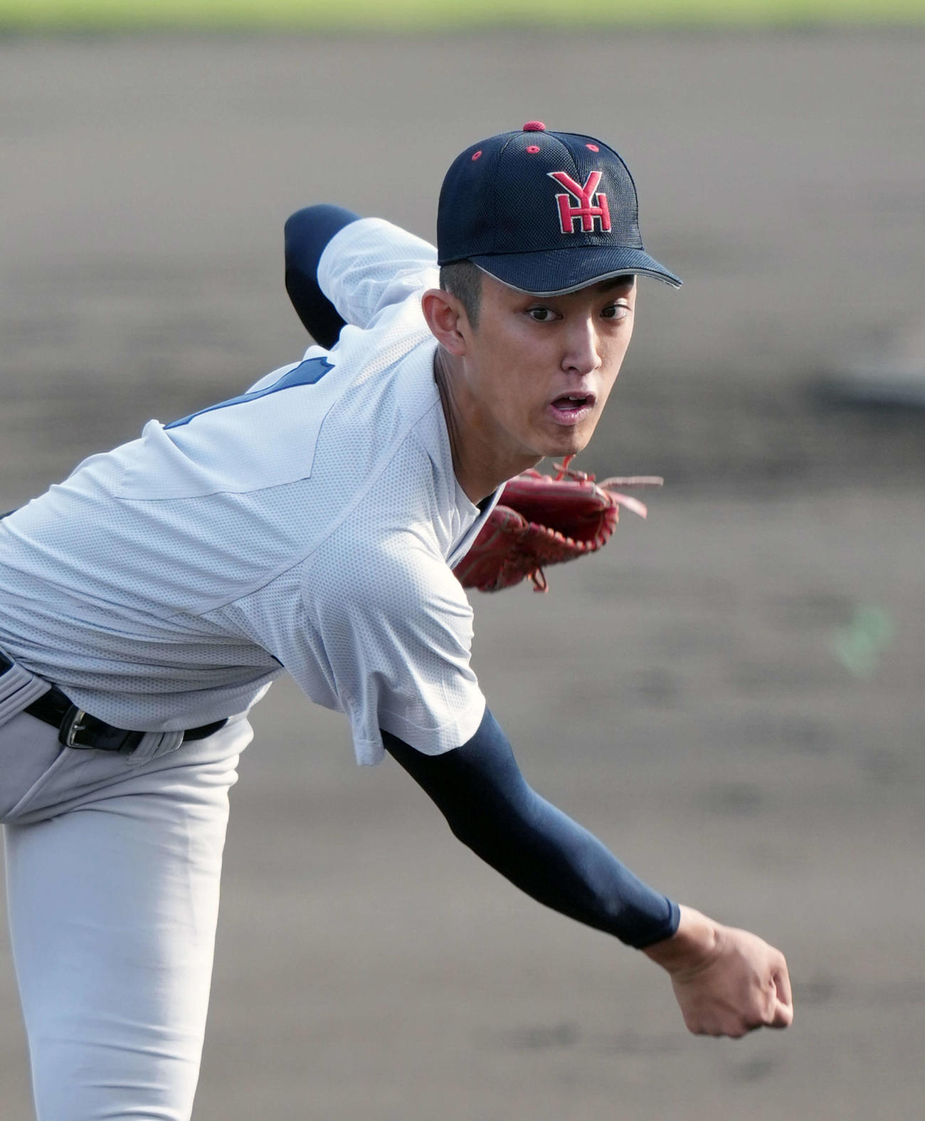 横浜対専大松戸　6回裏から登板し力投する横浜・織田（撮影・小島史椰）