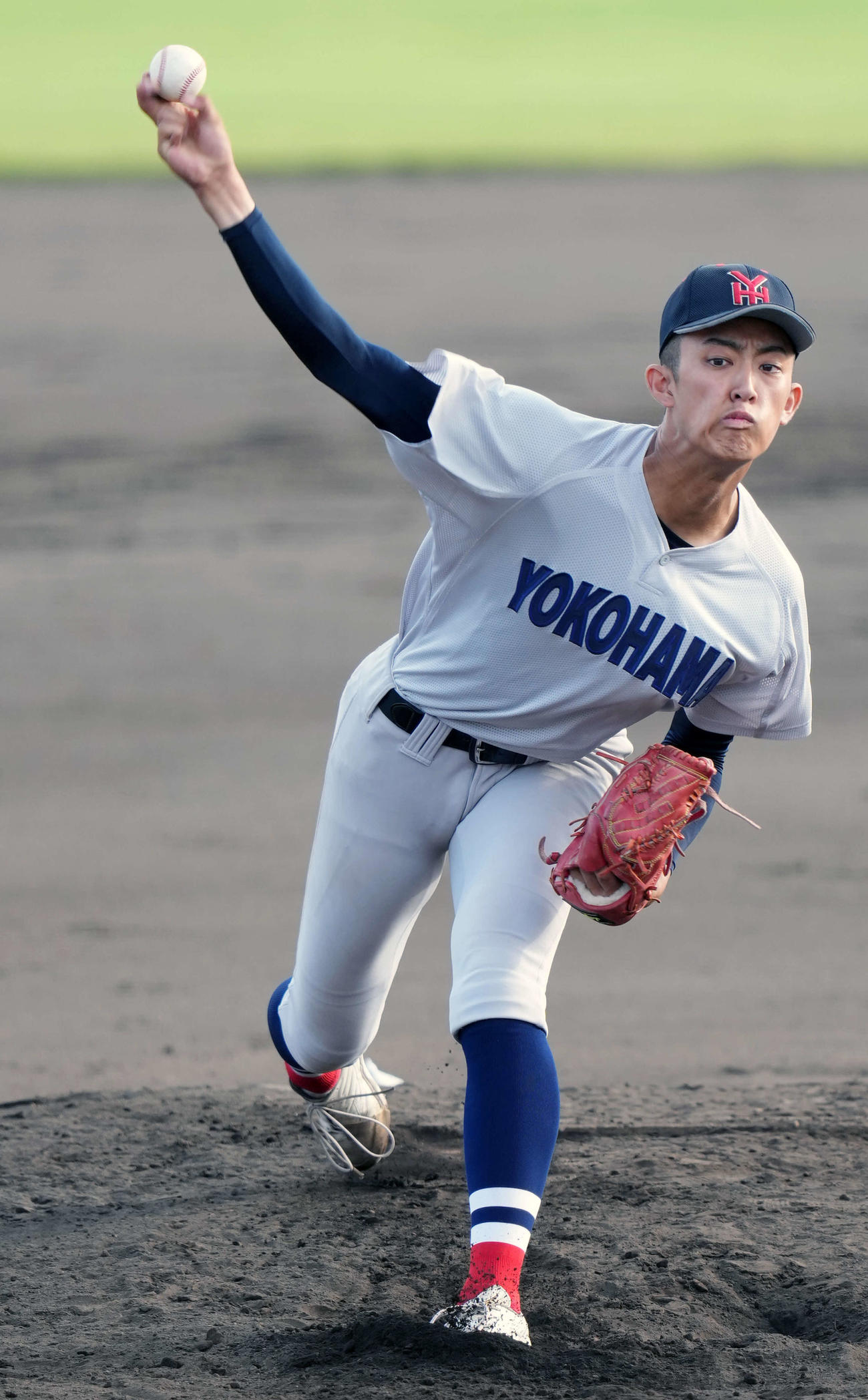 横浜対専大松戸　6回裏から登板し力投する横浜・織田（撮影・小島史椰）