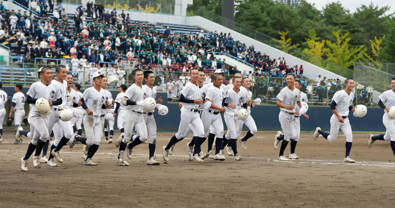 駿台甲府対佐野日大　駿台甲府に勝利し笑顔で駆け出す佐野日大の選手たち（撮影・小島史椰）