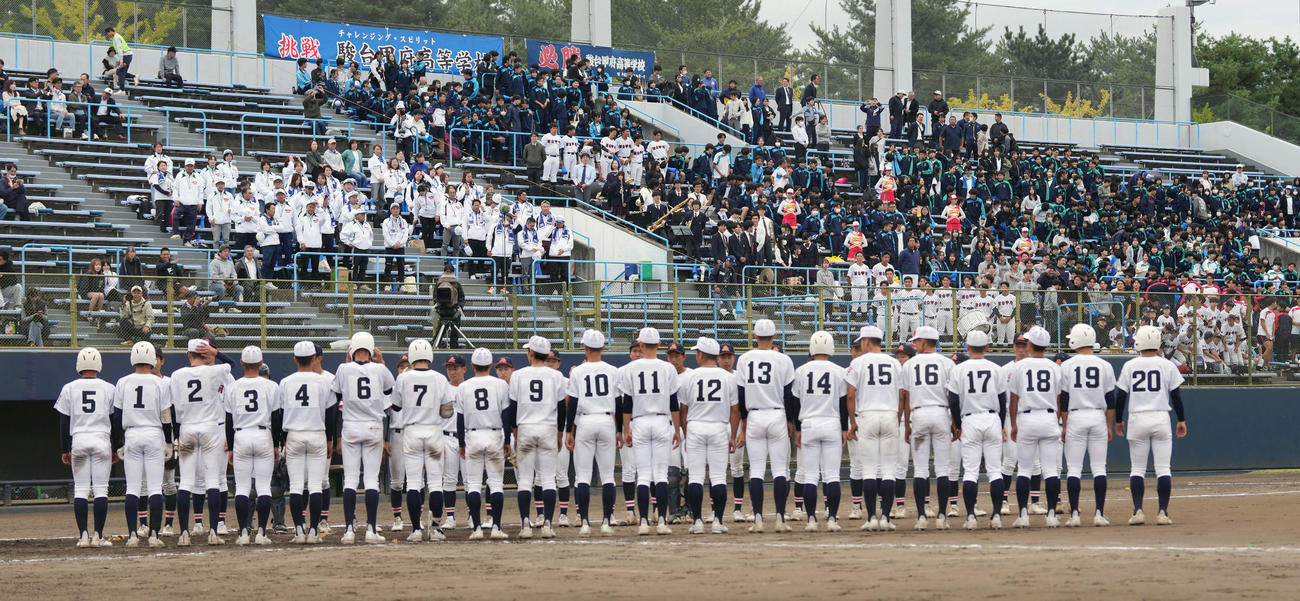 駿台甲府対佐野日大　試合後整列する両チーム（撮影・小島史椰）