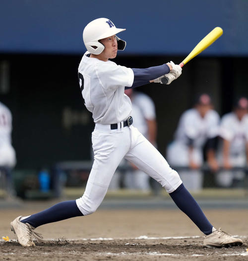 駿台甲府対佐野日大　2回裏佐野日大1死満塁、右前適時打を放つ佐野日大・須田（撮影・小島史椰）