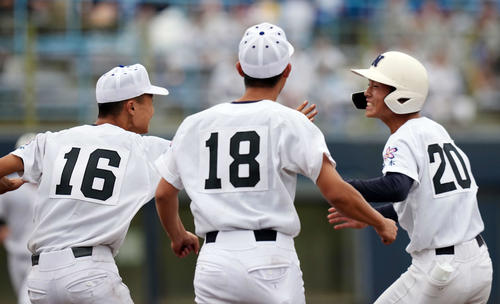 駿台甲府対佐野日大　駿台甲府に勝利し喜ぶ佐野日大の選手たち（撮影・小島史椰）