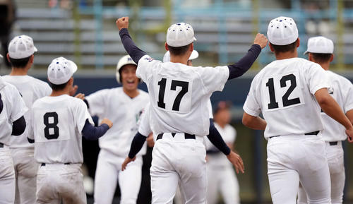 駿台甲府対佐野日大　駿台甲府に勝利し喜ぶ佐野日大の選手たち（撮影・小島史椰）