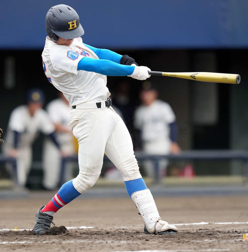 花咲徳栄対甲府工　3回表花咲徳栄2死三塁、右前適時打を放つ花咲徳栄・佐伯（撮影・小島史椰）