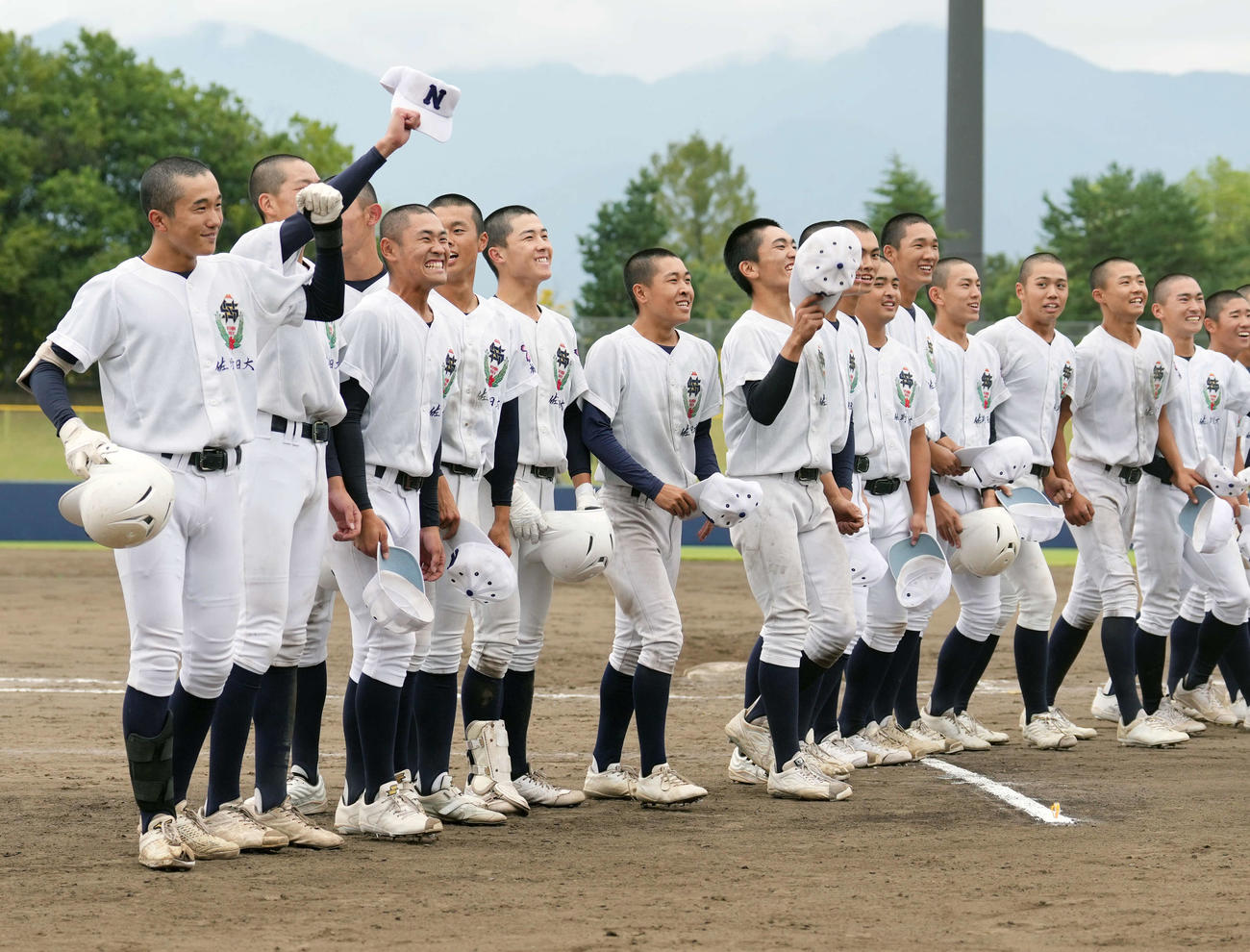 駿台甲府対佐野日大　駿台甲府に勝利し笑顔を見せる佐野日大の選手たち（撮影・小島史椰）
