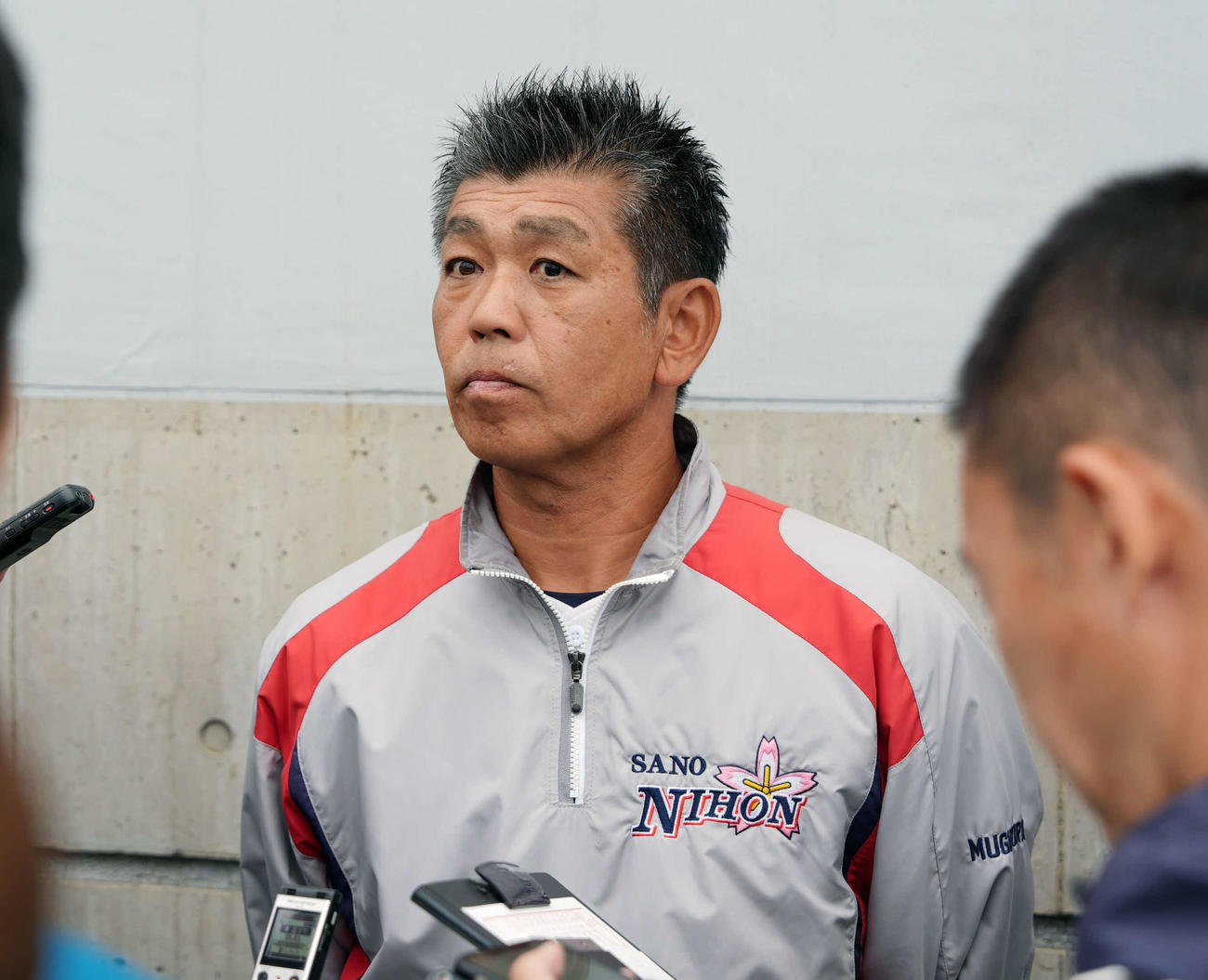 駿台甲府対佐野日大　試合後、囲み取材に応じる佐野日大・麦倉洋一監督（撮影・小島史椰）