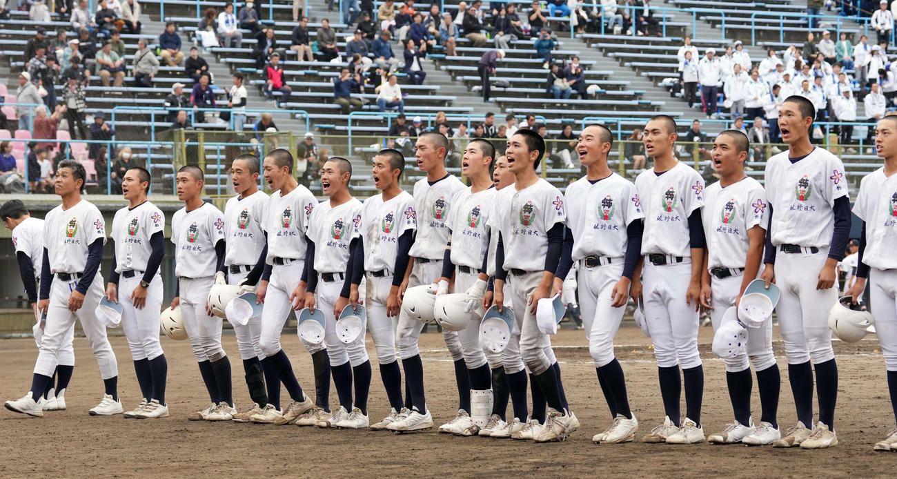 駿台甲府対佐野日大　駿台甲府に勝利し、スタンドにあいさつする佐野日大の選手たち（撮影・小島史椰）